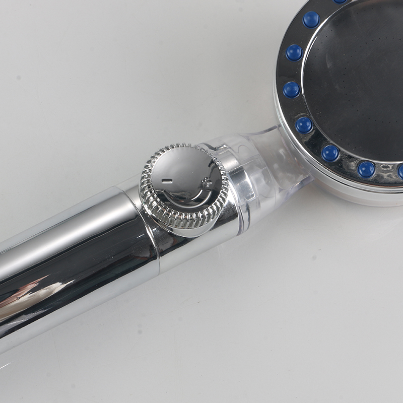 Mitkä ovat tärkeimmät erot ruostumattomasta teräksestä valmistetun suihkuletkun ja PVC-letkun välillä?